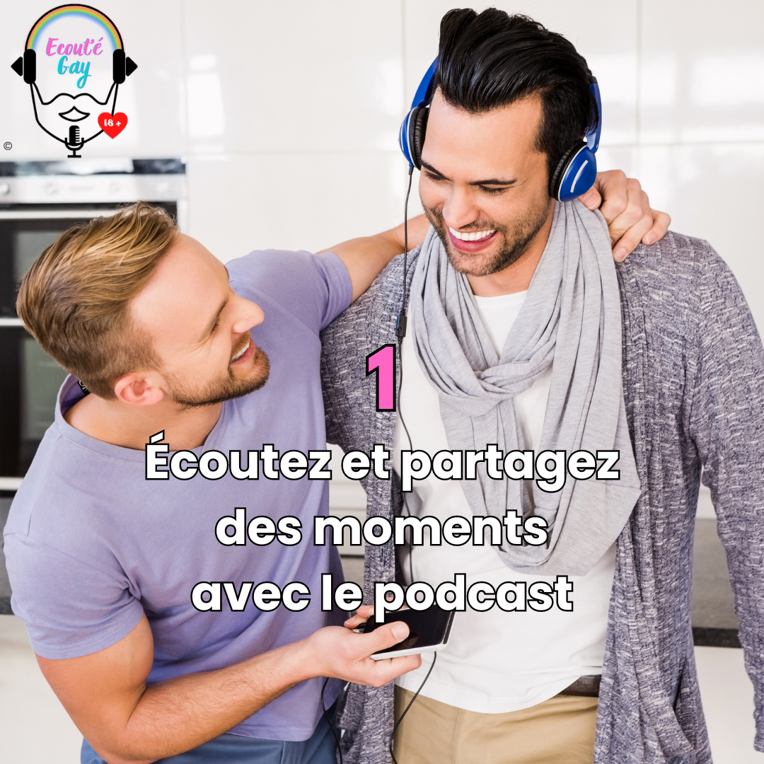 Deux hommes amoureux se tiennent debout pendant que l'un d'eux fait écouter un podcast avec son téléphone à son ami qui rigole.