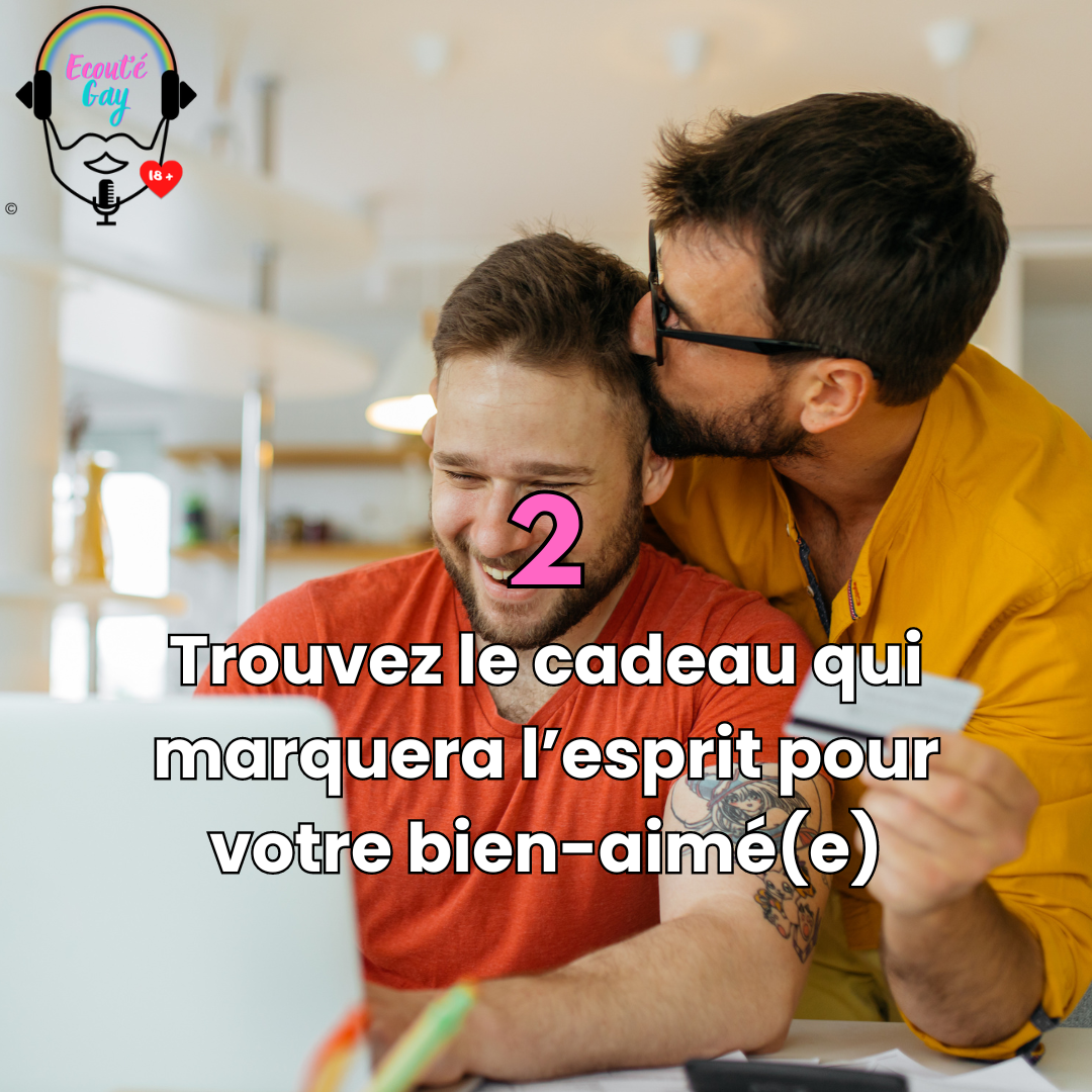 Un couple d'hommes s'apprêtent à acheter un article en ligne alors que l'un d'eux, tout sourire, fait la démarche en se servant de l'ordinateur, pendant que l'autre tient la carte bancaire pour pouvoir donner les numéros, tout en embrassant son ami sur la tête.