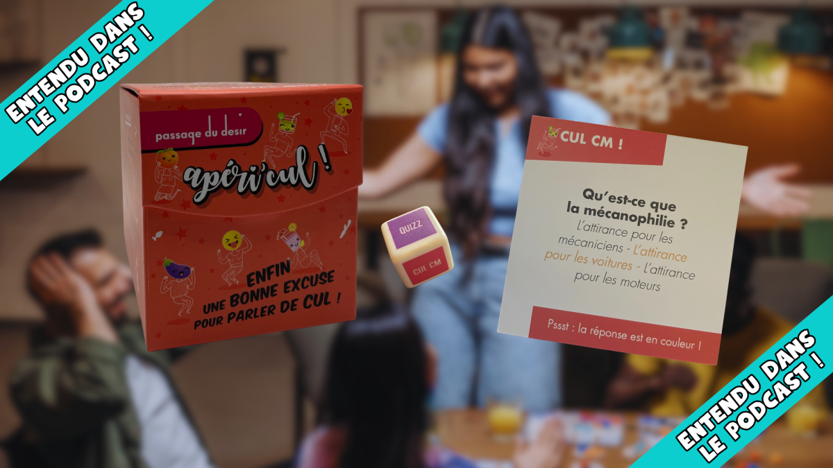 Groupe d'amis floutés qui jouent à des jeux de sociétés. Gros plan sur le jeu apéri'cul (boîte, dé et carte "Qu'est-ce que la mécanophilie ?" pour adultes de Passage du Désir.