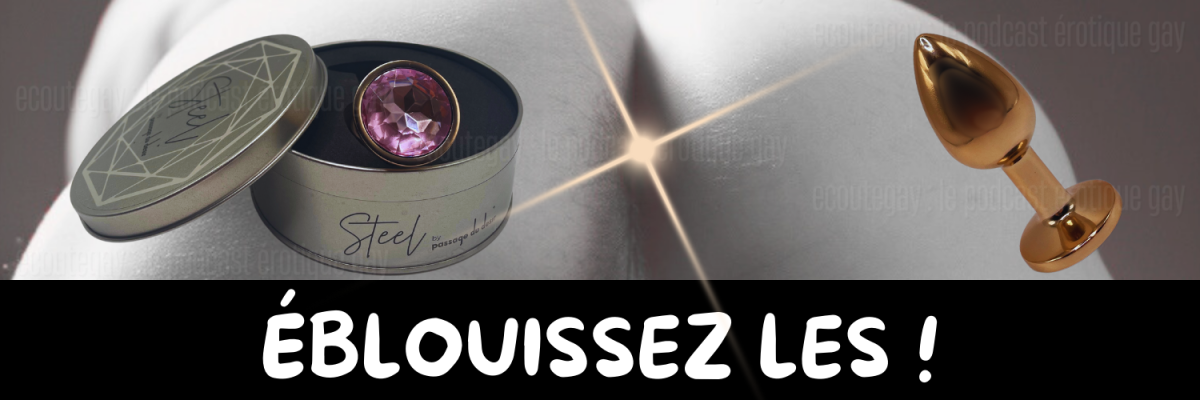 Gros plan d'un homme nu montrant son anus caché par un éclat brillant couleur doré, accompagné de la boîte en métal et du plug steel couleur alu doré et son diams.