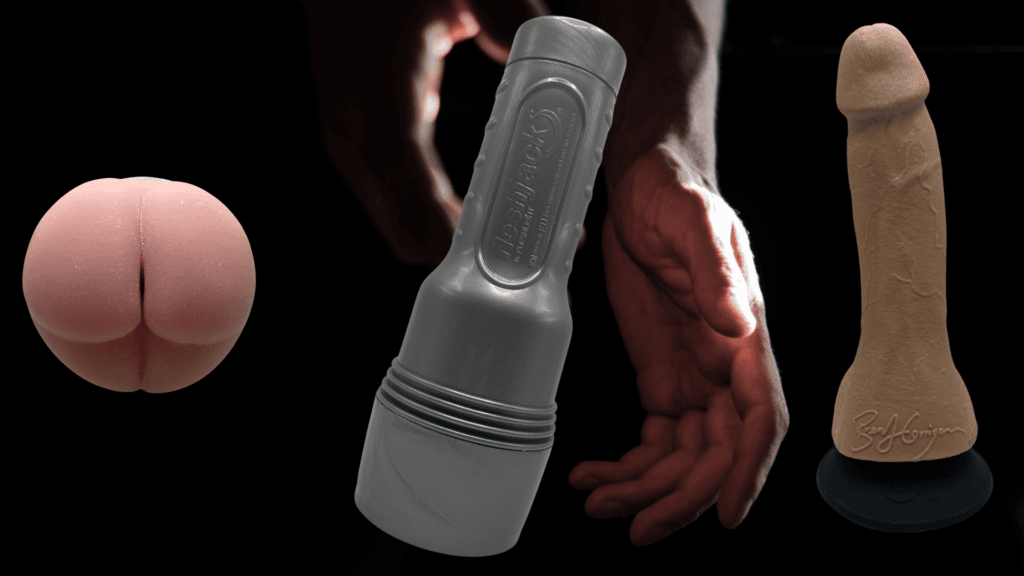 Composition hardcore sur fond noir : fesses roses ultra-réalistes, Fleshlight gris masturbateur (texture cannelée), gode chair réaliste avec base ventouse signature. Main puissante les manipulant – partenariat pour plaisirs solo torrides ecoutegay