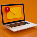 Ordinateur portable orange affichant une grande enveloppe avec une notification, symbolisant la newsletter privée envoyée aux auditeurs du podcast Ecoutegay.