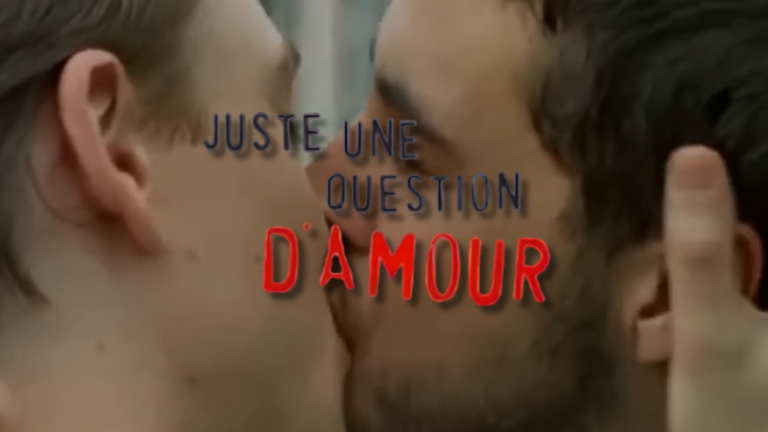 Deux hommes en train de s’embrasser avec le titre « Juste une question d’amour » en surimpression