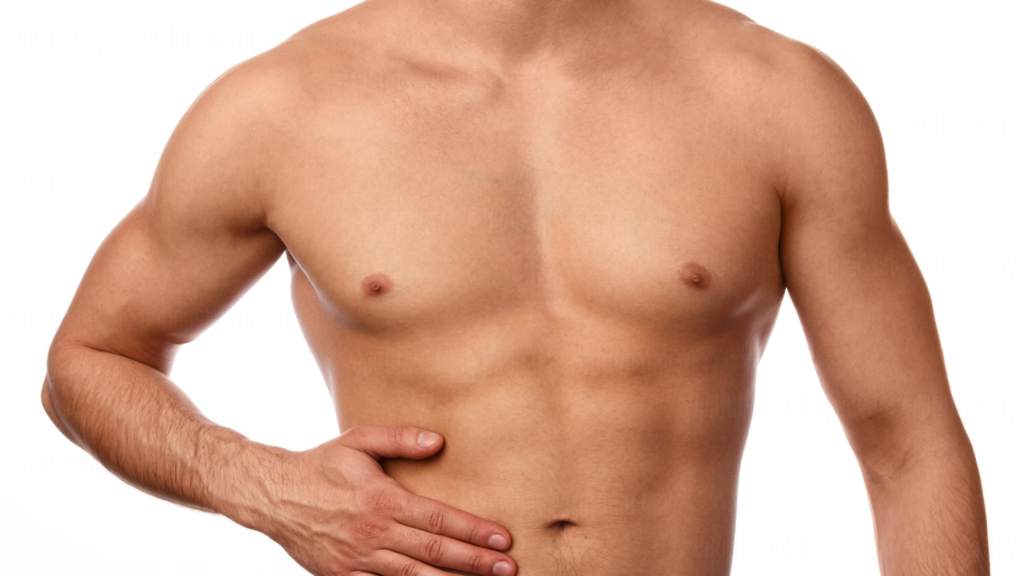Gros plan sur le corps d’un homme, illustration de la connaissance de soi et de l’écoute de son corps pour pratiquer la sodomie.